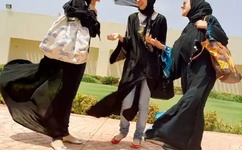 国外美女恶搞路人